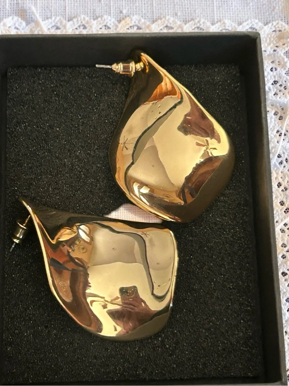 Tear Drop Earrings Pinched Gold Elegant Post Earrings NWOT Unbranded
